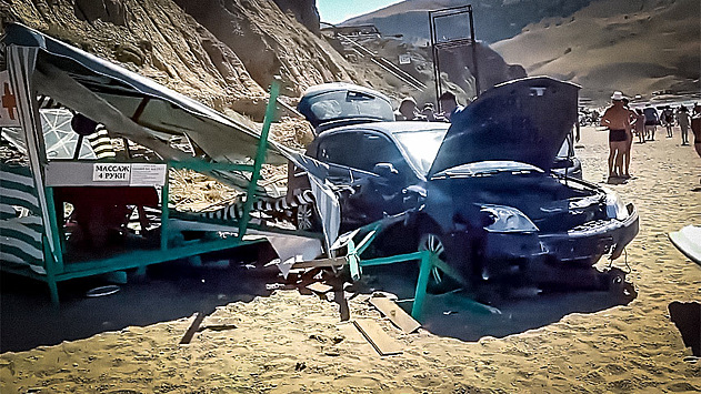 В Крыму машина рухнула на палатку для массажа