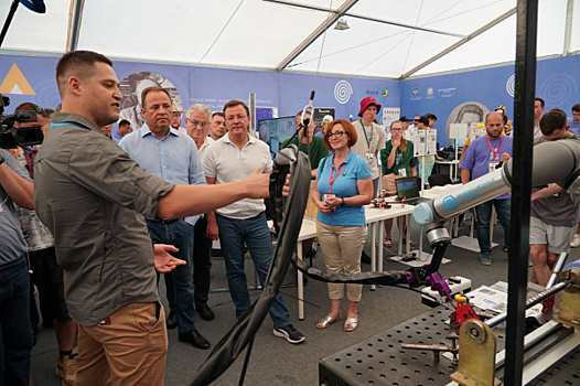 Игорь Комаров и Дмитрий Азаров отметили перспективные проекты научного кластера "iВолги"