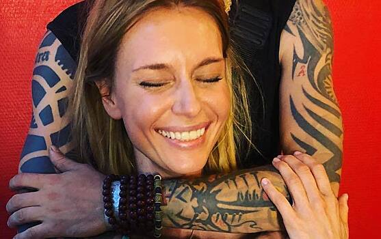Любовь Толкалина интригует снимками с татуированным красавцем