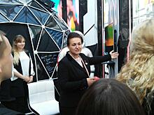 Елена Серова посетила подмосковный стенд на фестивале в Сочи
