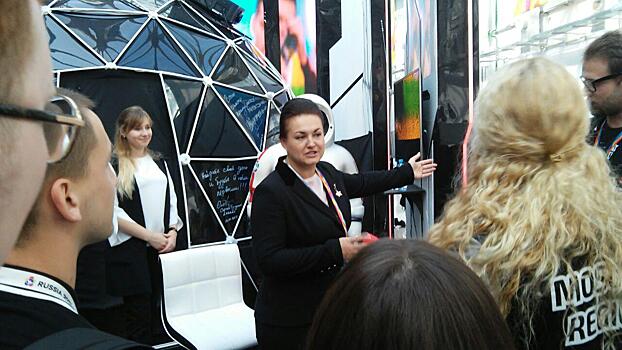 Елена Серова посетила подмосковный стенд на фестивале в Сочи