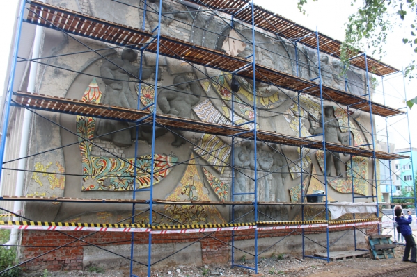 Уникальную советскую мозаику в Володарске отреставрируют к сентябрю 2025 года