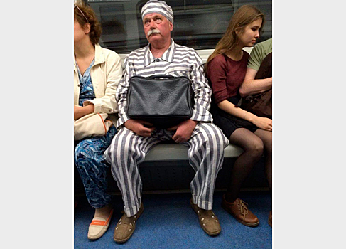 В Москве одетый каторжником усач прокатился на метро и удивил пассажиров