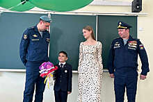 Сын героя СВО поднял флаг России на своей первой школьной линейке