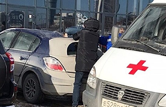 В Екатеринбурге мужчина упал с 10-го этажа на машину и выжил