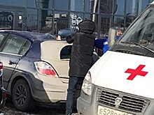 В Екатеринбурге мужчина упал с 10-го этажа на машину и выжил