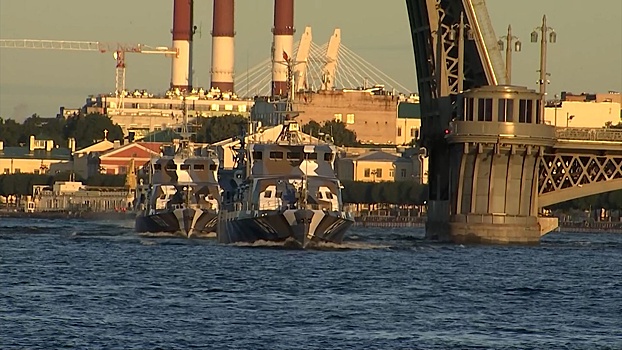 Главный военно-морской: кадры тренировки парада в акватории Невы ко Дню ВМФ