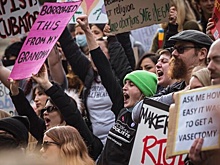 В знак солидарности: ограничение права на аборты в США вызвало протесты  в Австралии