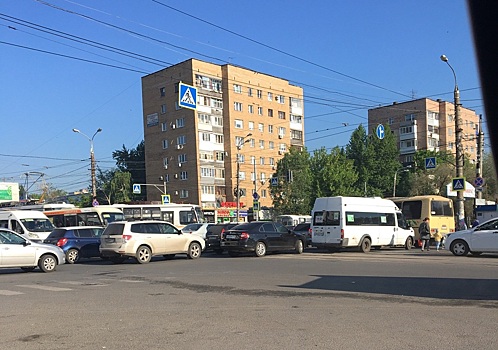В Самаре на Авроры утром встало движение транспорта