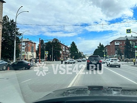 Сразу 6 транспортных средств попали в жесткое ДТП на Красноармейской в Кемерове