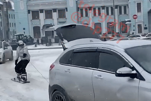 ГИБДД оштрафовала девушку, катавшую сноубордиста у Белорусского вокзала