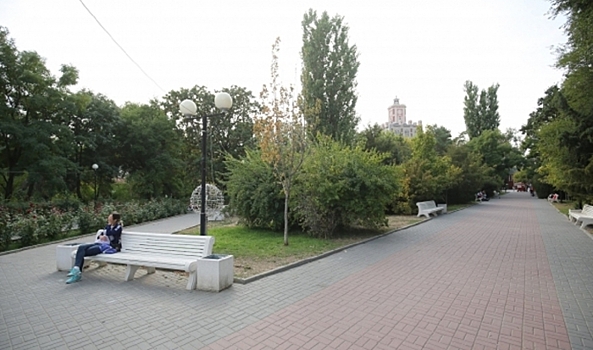 В волгоградском горсаду появилась фигура супергероя