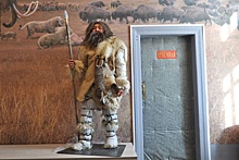 Неандерталец занял пост возле приемной директора Ульяновского краеведческого музея