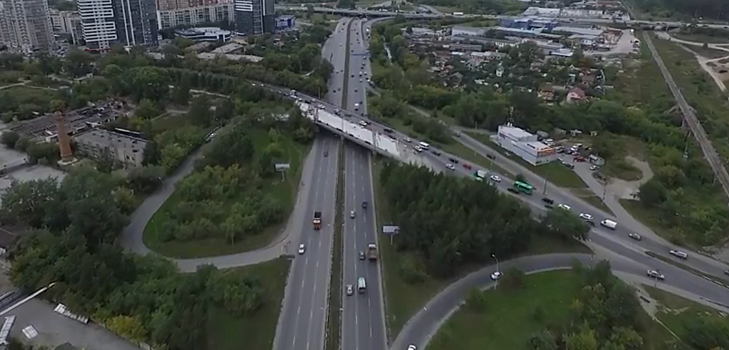 Мечта жителей Уктуса — чтобы открыли 4 полосы: смотрим с высоты, как ремонтируют мост на Щербакова