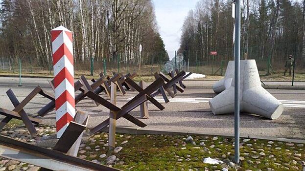Польша на дорогах из Белоруссии начала расставлять противотанковые ежи