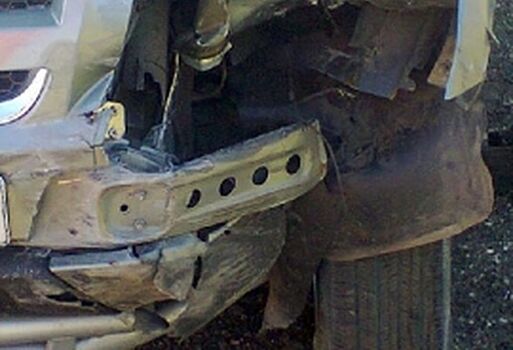 В Кузнецке «Фургон Мерседес» на скорости врезался в препятствие