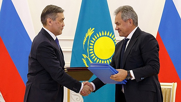 Шойгу передал министру обороны Казахстана архивные документы времен ВОВ