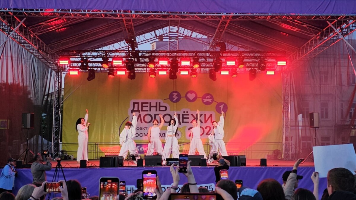 Несметная толпа явилась к певице Бьянке в Костроме