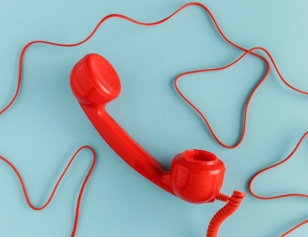 Виснут на проводе: в Петербурге бум подключений стационарных телефонов на фоне проблем с мобильной связью