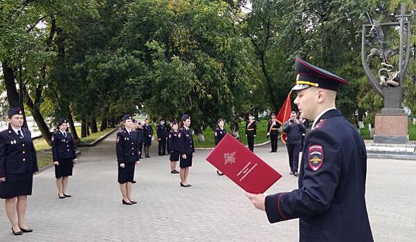 Присягу приняли молодые криминалисты свердловского МВД