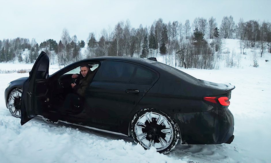 Российский блогер Михаил Литвин взорвал автомобиль BMW М5 стоимостью около 10 млн рублей