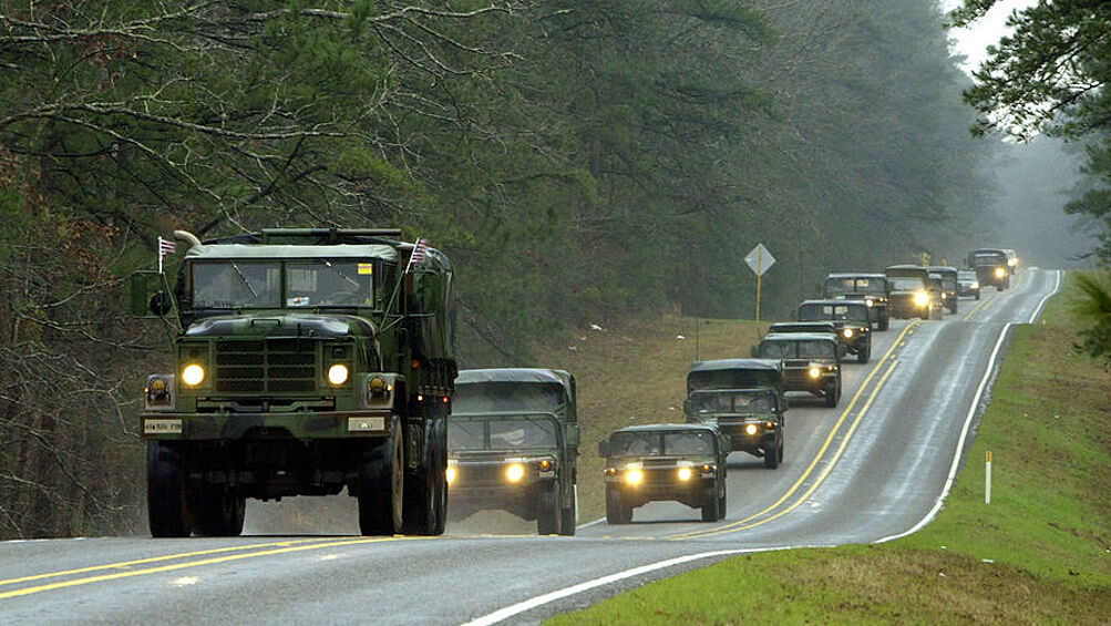 Военные автомобили во время операции по поиску обломков шаттла «Колумбия» в Бронсоне, штат Техас, 9 февраля 2003 года