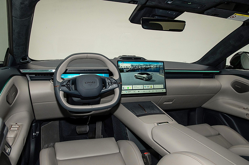 Габариты четырёхдверки составляют 5028 х 1966 х 1468 миллиметров. Таким образом, Z10 немного крупнее седана Zeekr 007, но интерьеры у них почти идентичны. Здесь аналогичные экраны и схожее оформление панели приборов, даже рули и клавиши стеклоподъёмников выглядят почти одинаково.