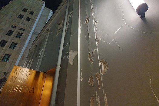 Москвичи обратили внимание на трещины на фасаде кинотеатра "Художественный" - его реставрация завершилась три года назад
