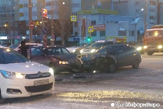 С днем жестянщика! Из-за ДТП на ВИЗе образовалась огромная пробка