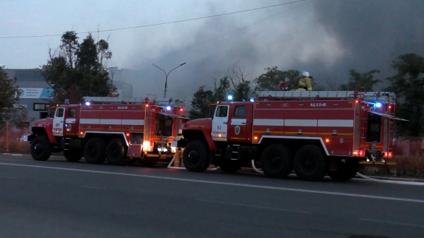 Волгоградские пожарные потушили трансформаторную будку
