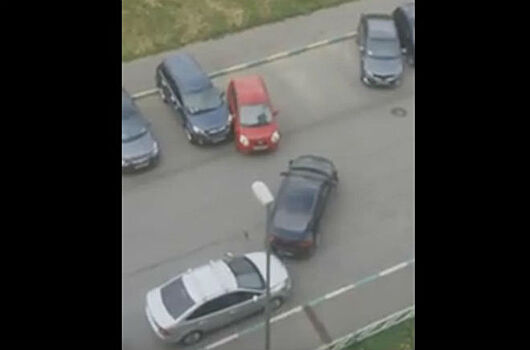 Нижегородка разбила четыре автомобиля на парковке ЖК «Цветы» (ВИДЕО)