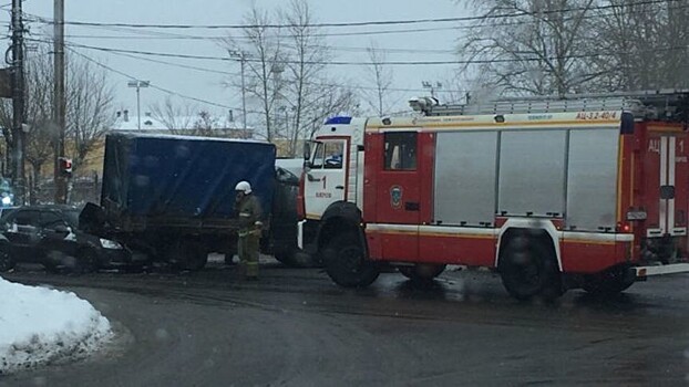 "Заметил легковушку под ГАЗелью". Кировчане обсуждают серьезную аварию выезде из города