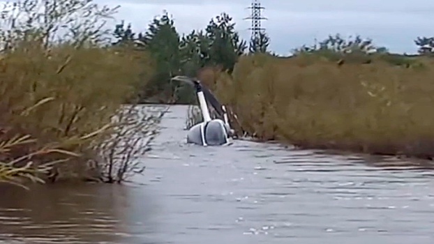 Опубликовано видео экстренной посадки вертолета на реку в Чите