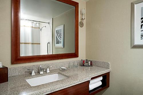 Два способа, чтобы зеркало в ванной отеля не запотевало