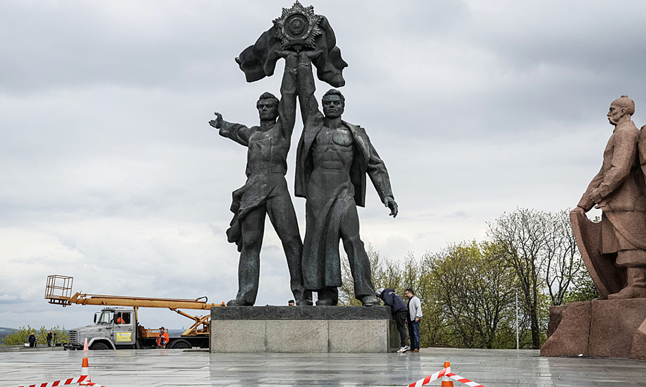 В Киеве снесли монумент российскому и украинскому рабочему под аркой Дружбы народов