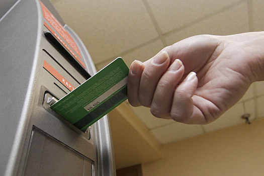 С 1 ноября начнут автоматически списывать долги по налогам с карт россиян без суда