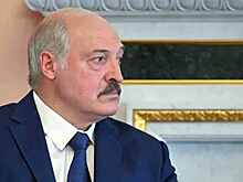 Белорусам показали картину «Лукашенко с автоматом»