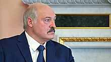 Белорусам показали картину «Лукашенко с автоматом»