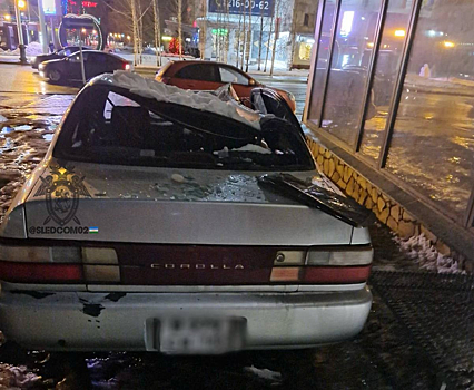 В Уфе следователи устанавливают обстоятельства травмирования женщины в результате падения наледи на крышу автомобиля