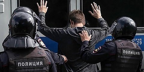 В СК заявили, что участник акции 27 июля в Москве Новиков ударил полицейского по голове