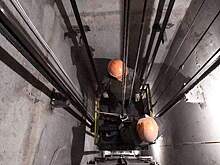 В Подмосковье при ремонтных работах упал лифт с двумя рабочими