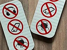 В Петербурге пешеходов хотят отвлечь от смартфонов с помощью табличек
