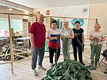 Пенсионеры Ростовской области занялись изготовлением маскировочных сетей для СВО