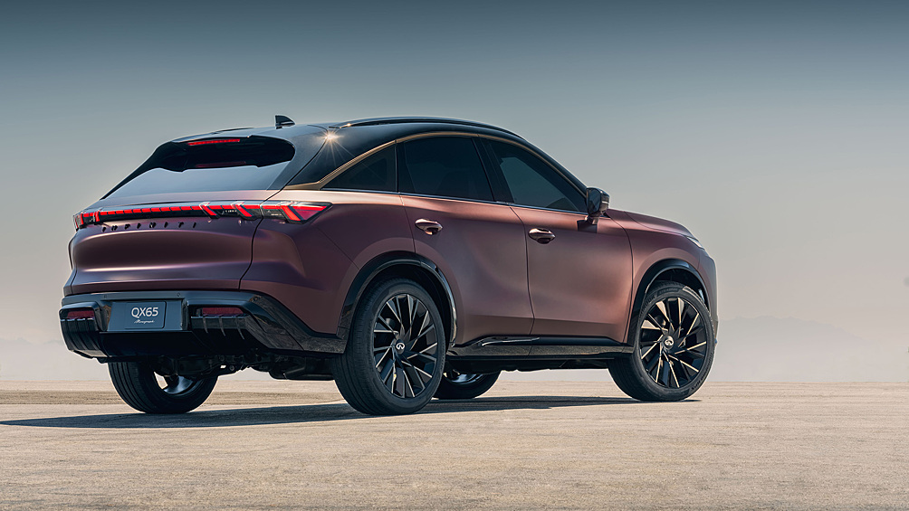 Стильный купе-кроссовер Infiniti FX давно стал историей, но, похоже, готовится возрождение модели. На это намекает концепт-кар Infiniti QX65 Monograph, в котором платформа и агрегаты серийного Infiniti QX60 сочетаются с абсолютно новым кузовом в узнаваемом форм-факторе оригинального FX. Серийный автомобиль по мотивам прототипа должен появиться в 2026 году.
