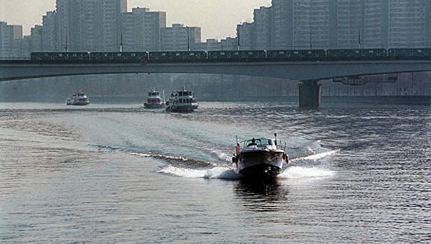 Прогулочный катер загорелся на Москве-реке в центре столицы