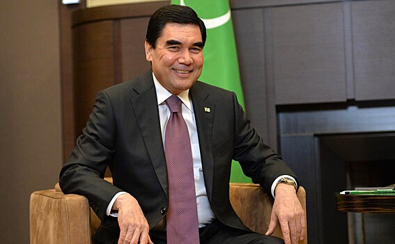 Туркменским школьникам велели покупать книги президента