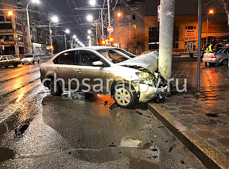 В центре Саратова пьяный водитель Toyota влетел в Volkswagen и кафе «Улей