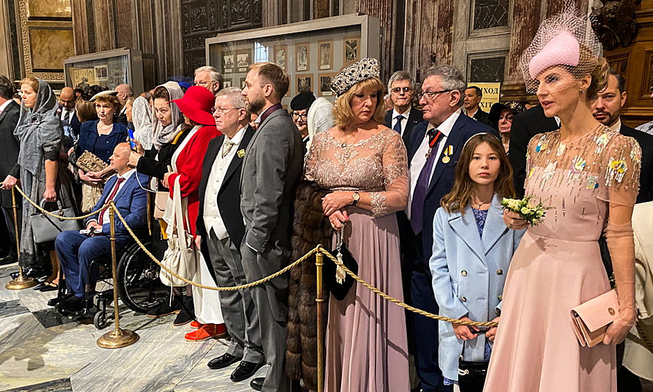 На церемонию пригласили более 300 зарубежных гостей, среди которых принцы и короли со всей Европы.