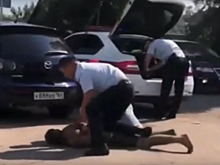 В Энгельсе мужчина дрался с эвакуатором. Видео