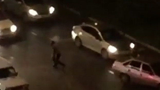 Видео: неадекватный мужчина кидался под колеса автомобилей в Краснодаре